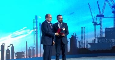 الرئيس السيسى يُكرّم مجموعة من النماذج المتميزة في مختلف مجالات العمل