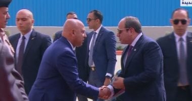 الرئيس السيسي يصل إلى موقع احتفال عيد العمال في السويس