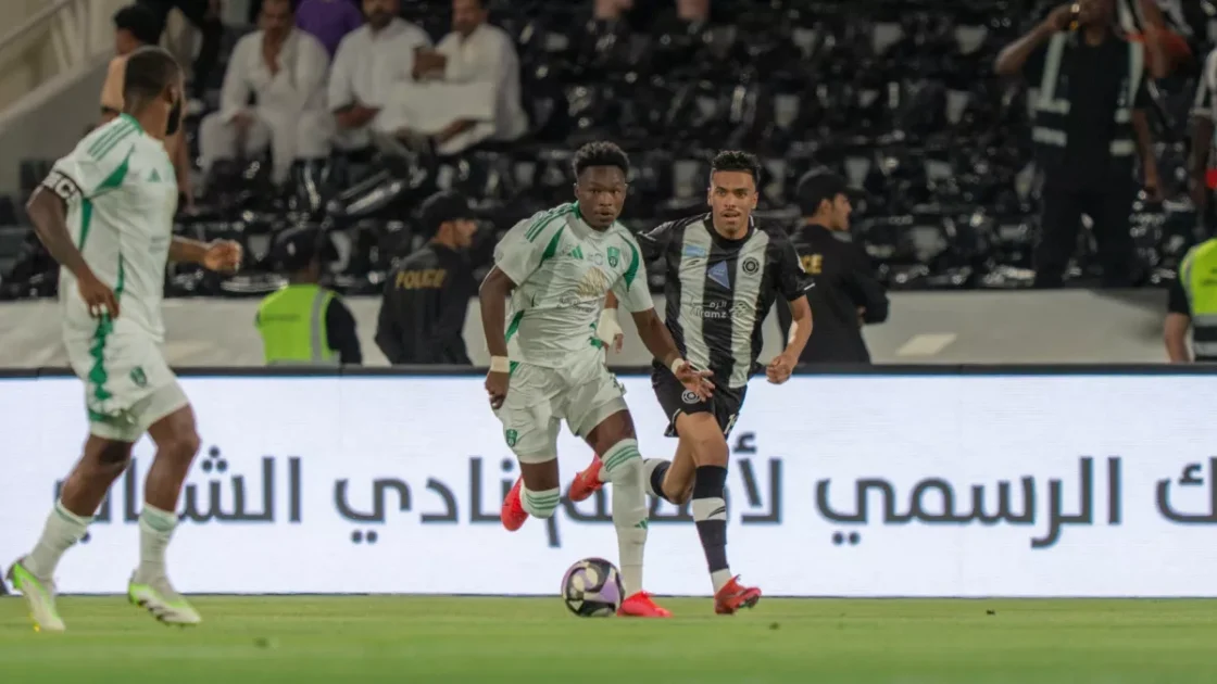 الشباب يسطر انتصاره على الأهلي بثلاثية في مباراة مثيرة ومتوترة
