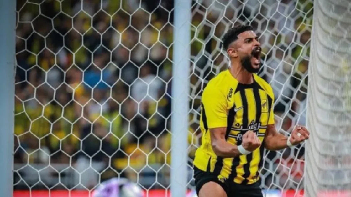 العمري يوضح رأيه بشأن تجديد عقده مع الاتحاد في تصريح مفاجئ