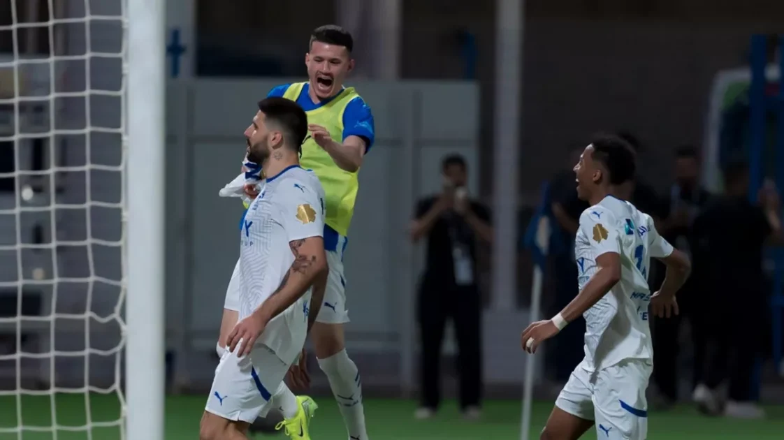 القادسية يحقق مفاجأة أمام الهلال في دوري روشن