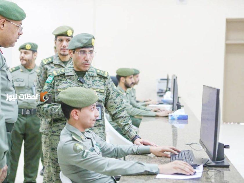 مدير عام الجوازات المكلف قائد قوات الجوازات للحج اللواء المربع يتفقد لجنة تصاريح دخول العاصمة المقدسة في مكة المكرمة. (واس)