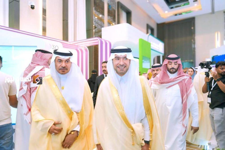 الوزير الحقيل متجولاً في منتدى إدارة المشاريع العالمي GPMF 2025. (واس)