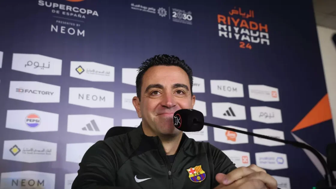 تشافي يتولى تدريب عملاق الدوري الإنجليزي