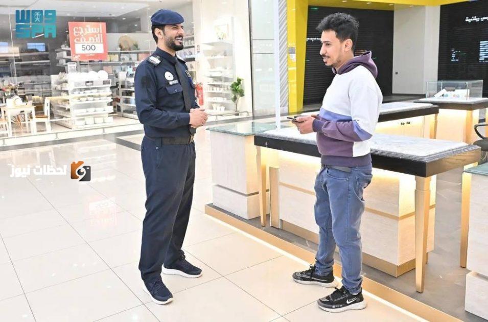 حارس أمن في مجمع بتبوك. (واس)