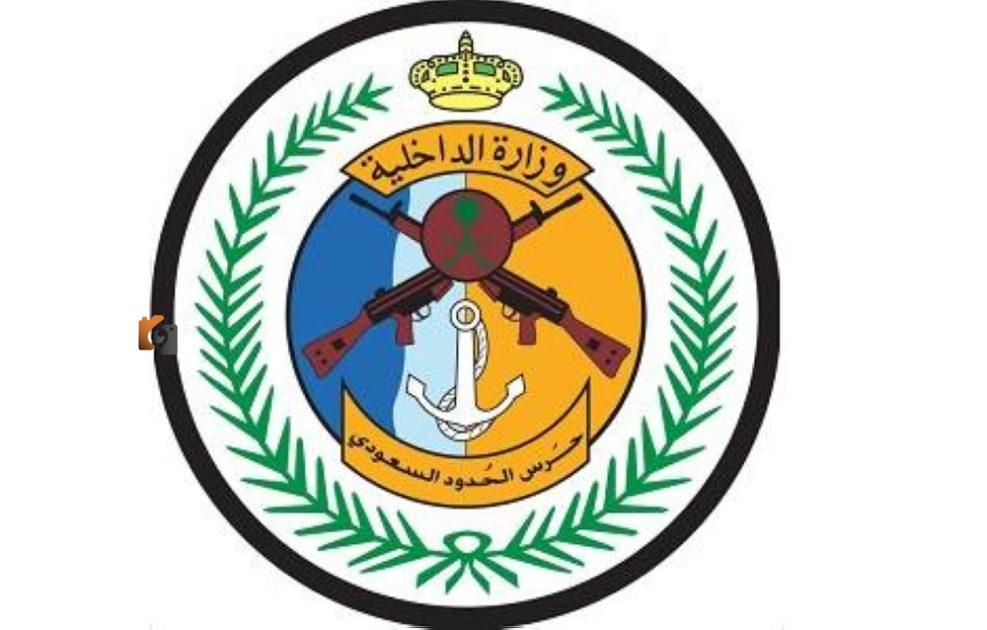 حرس الحدود يُنقذ 10 مقيمين مصريين بعد جنوح وساطتهم البحرية في القنفذة.