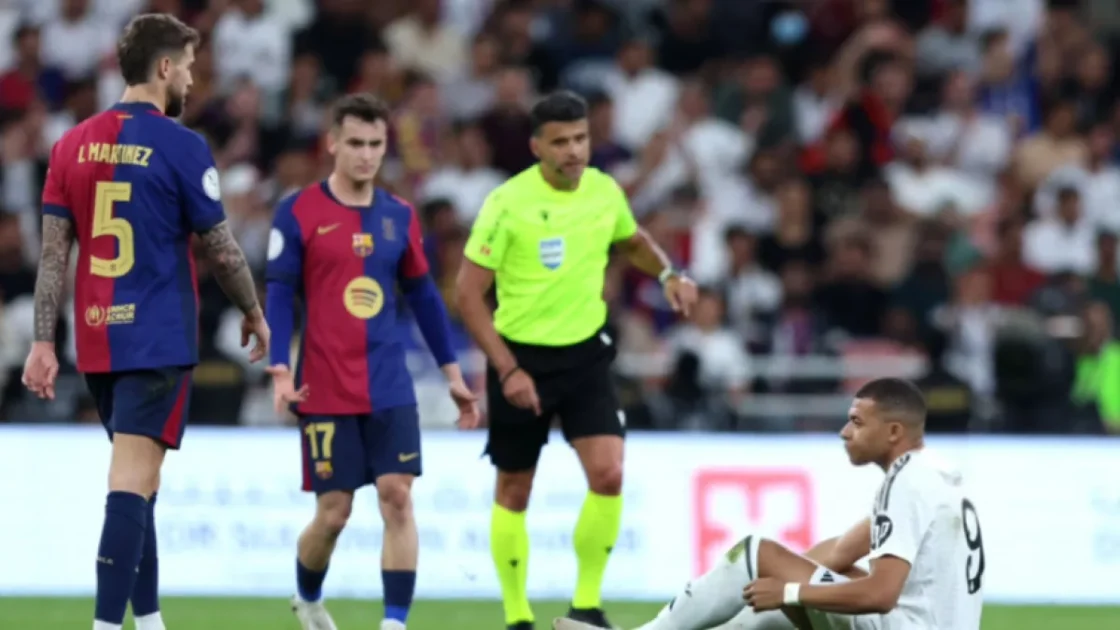 حكم مباراة الكلاسيكو.. من هو صاحب القرارات الجدلية؟
