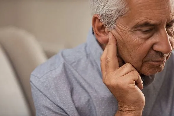دراسة جديدة تكشف تأثير أجهزة السمع في تقليل الوحدة لدى كبار السن
