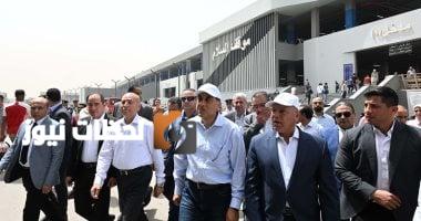 رئيس الوزراء يوقف جولته لتفقد موقف السلام النموذجي الجديد