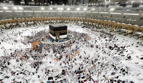 رفع كسوة الكعبة المشرفة استعداد لموسم الحج المبارك السنوي