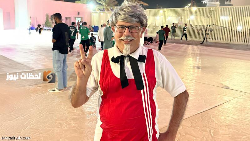 شبيه مؤسس كنتاكي يظهر في مباراة الأهلي والاتفاق وسط حماس الجمهور