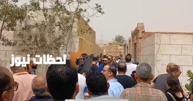 عمرو الدجوي يظهر منهارًا في جنازة شقيقه ويتفاعل مع المعزين.. صور