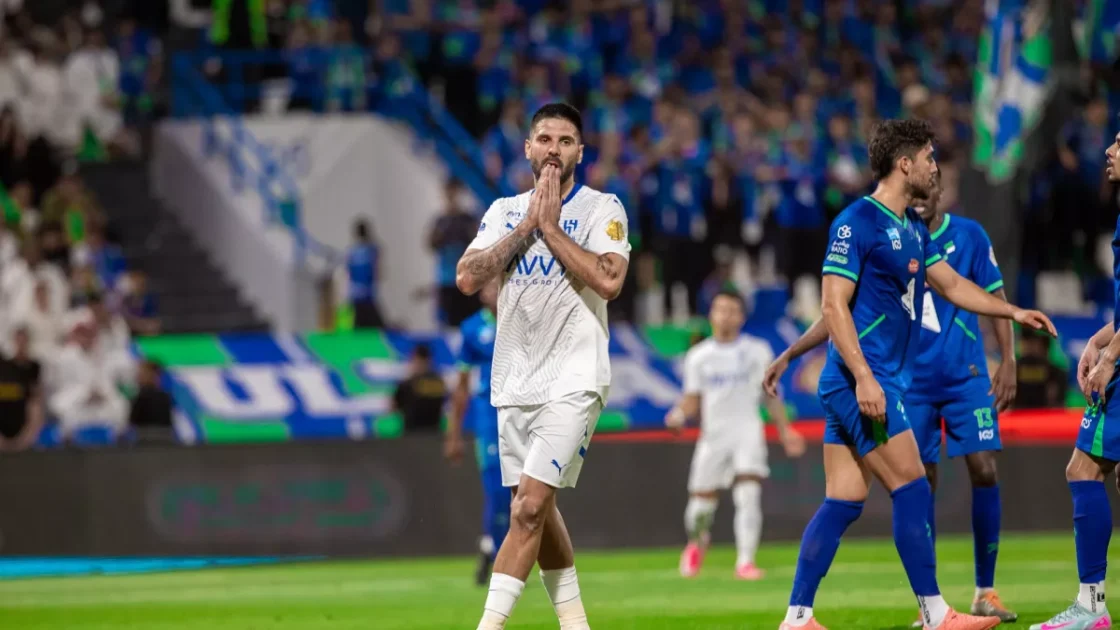 غضب جماهير الهلال يتصاعد.. إلغاء ركلة جزاء أمام الفتح يثير الجدل