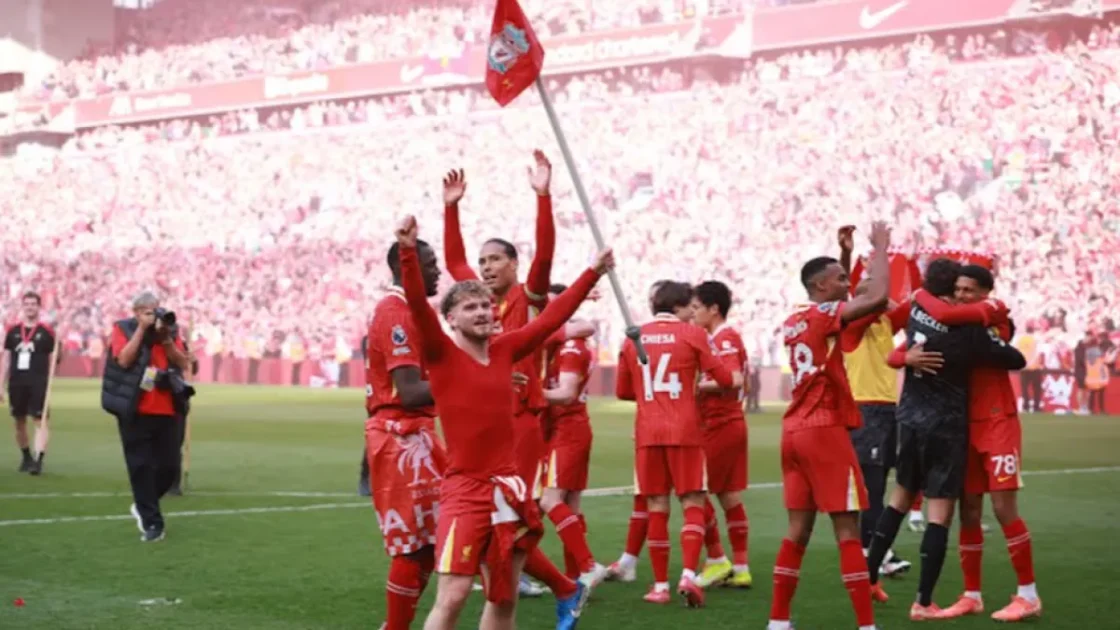 ليفربول ينافس مانشستر يونايتد على ضم نجم إنجليزي بارز
