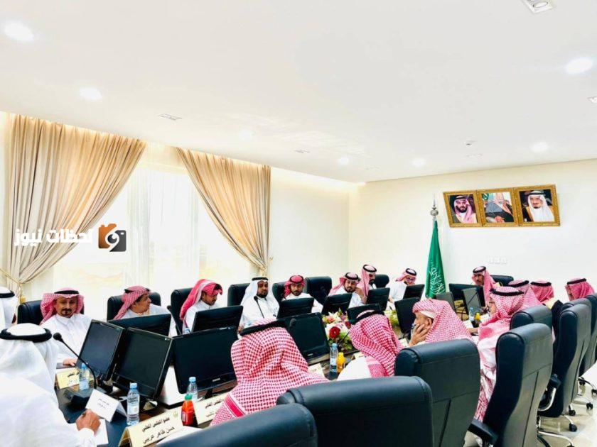 محافظ الطوال يناقش الفرص والخطط المستقبلية مع المجلس المحلي