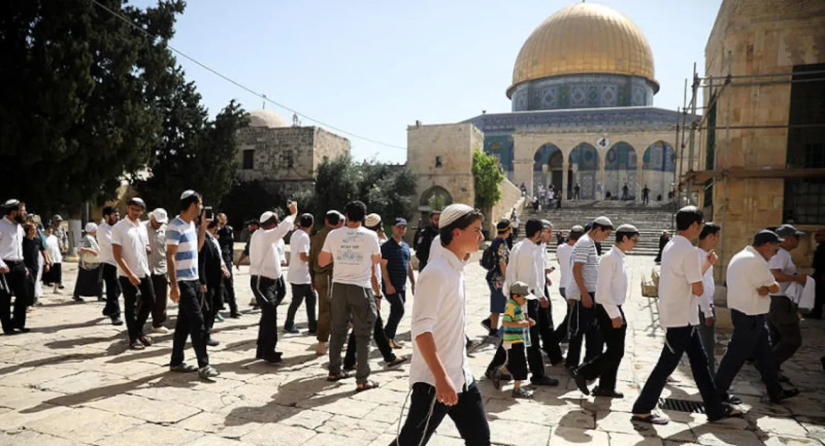 مستوطنون يقتحمون المسجد الاقصى واعتداءات في القدس الشريف