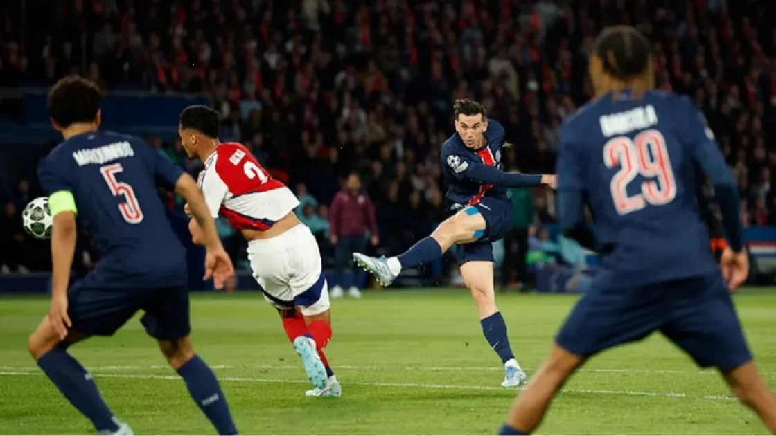 نجم الدوري الإنجليزي يتمسك بالبقاء ويرفض الانتقال إلى باريس سان جيرمان