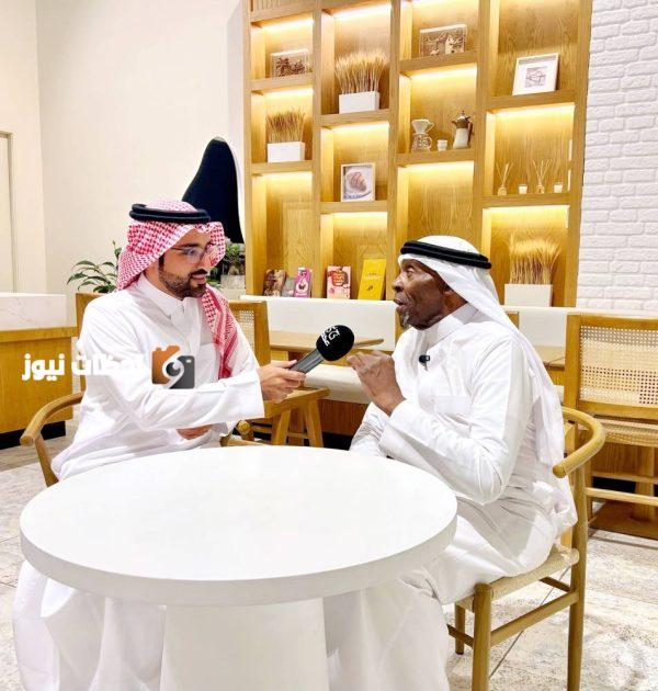 راي فوكنر يتحدث للزميل الشهري عن ابن عمه كلاي. (عكاظ)