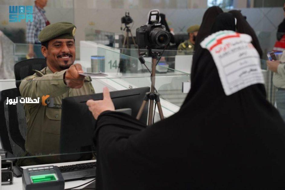 الجوازات تقدم خدماتها لتسهيل مغادرة ضيوف الرحمن من الجمهورية الإسلامية الإيرانية عبر منفذ جديدة عرعر (2)
