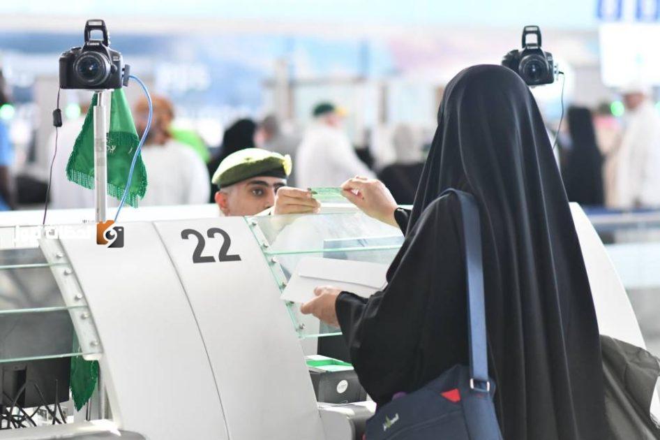 إنهاء إجراءات مغادرة الرحلات الأولى للحجاج في مطار المدينة المنورة