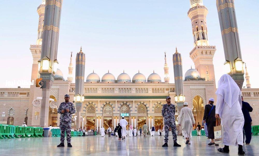 ارتفاع الحرارة يدفع لتكثيف أعمال التبريد لزوار المسجد النبوي