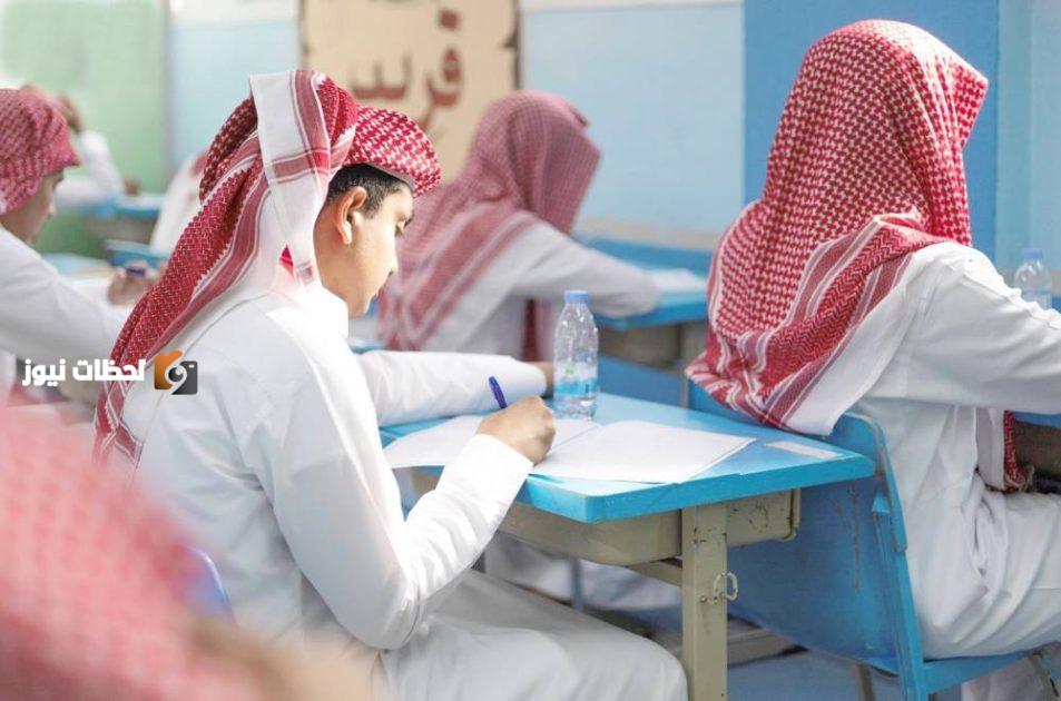 طلاب بالمرحلة الثانوية بمنطقة تبوك يؤدون اختبارات الفصل الثالث. (واس)