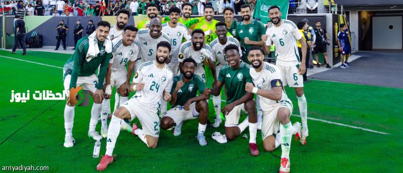الأخضر يحقق إنجاز الطيران لمدة ثلاث ساعات قبل مواجهة أمريكا المهمة