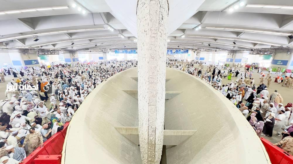 الحجاج يبدأون رمي الجمرات في أول أيام التشريق