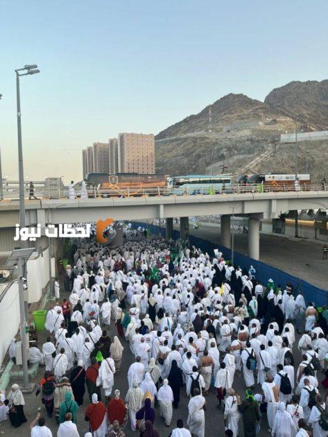 الحجاج يتجهون لرمي جمرة العقبة في أول أيام عيد الأضحى