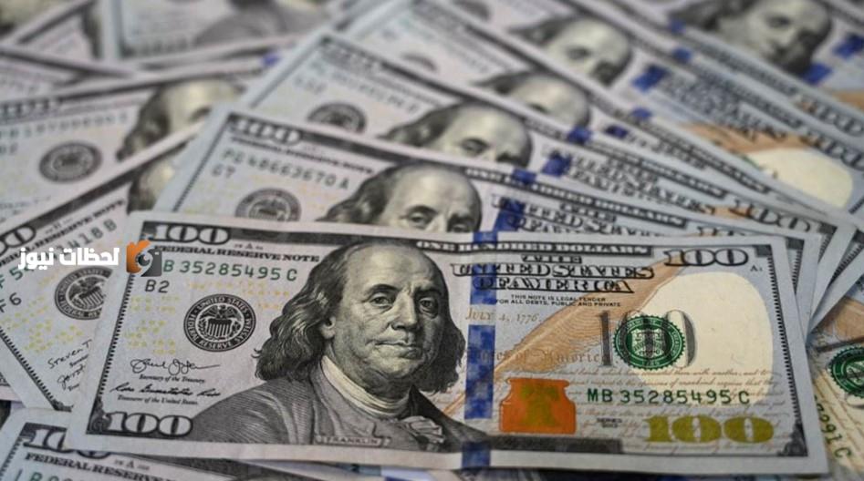 الدولار يتراجع مع ضعف الاقتصاد الأمريكي وتحذيرات من تبعات مالية