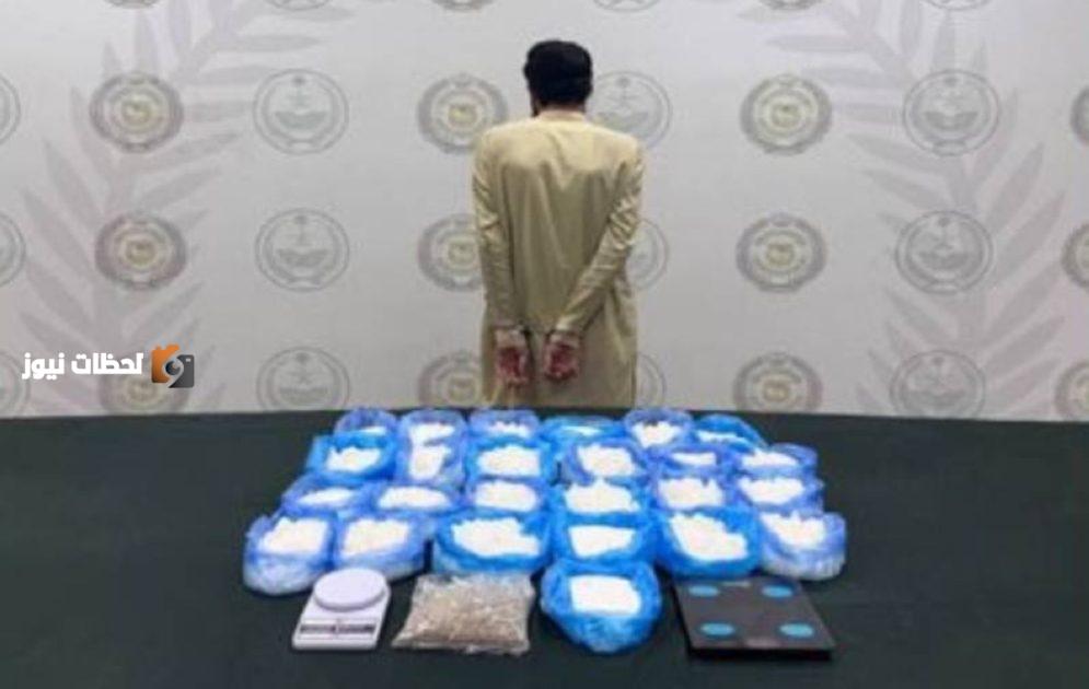 القبض على مقيم بتهمة ترويج 25 كيلوغراماً من «الشبو» المخدر في الرياض
الرياض: عملية أمنية تطيح بمقيم لنشره 25 كيلوغراماً من «الشبو»
مقيم في الرياض تحت القبضة لترويجه 25 كيلوغراماً من «الشبو» المخدر
ضبط مقيم في الرياض بحوزته 25 كيلوغراماً من «الشبو» المخدر