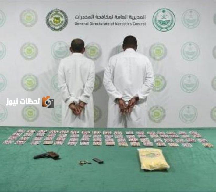 تبوك: مداهمة تُسفر عن ضبط شخصين بتهمتي ترويج الحشيش والأقراص الطبية