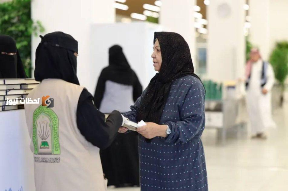 توزيع هدايا خادم الحرمين الشريفين على حجاج منفذ عرعر المغادرين