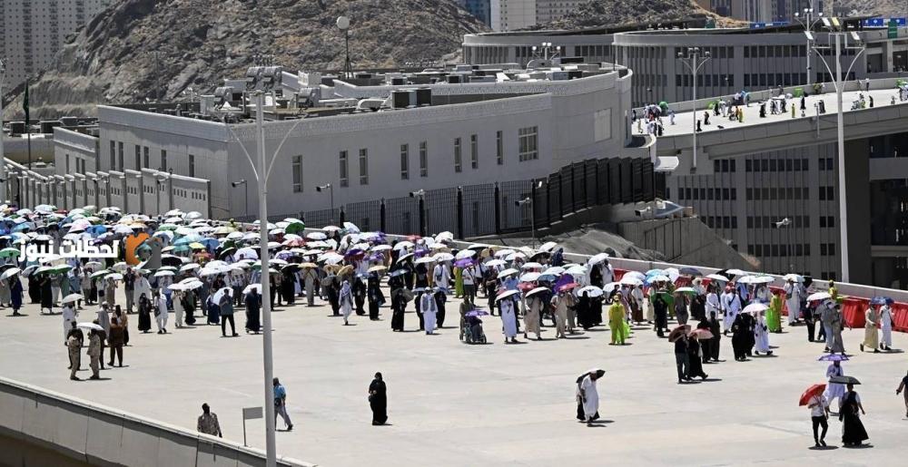 حجاج بيت الله الحرام يقومون برمي الجمرات الثلاث في اليوم الأول من أيام التشريق.