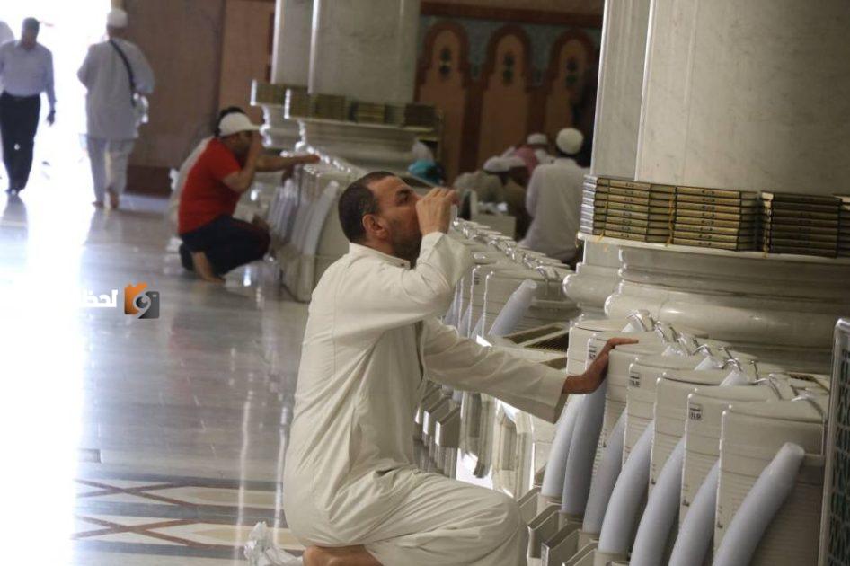 مع ارتفاع درجات الحرارة في المدينة، تكثيف أعمال التبريد لزوار المسجد النبوي الشريف. (تصوير: عبدالهادي الصويان) (2)