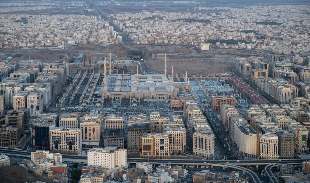 عناوين مقترحة:
1. نمو سياحي كبير في المدينة المنورة يصل الى 18 مليون زائر
2. المدينة المنورة تستقبل 18 مليون زائر بزيادة 18.7% في السياحة
3. السياحة تنمو بنسبة 18.7% في المدينة المنورة و18 مليون زائر متوقع
4. المدينة المنورة تحققت نموا ملحوظا في السياحة ب18 مليون زائر عام 2024
5. 18 مليون زائر متوقع للمدينة المنورة مع نمو سياحي بنسبة 18.7%