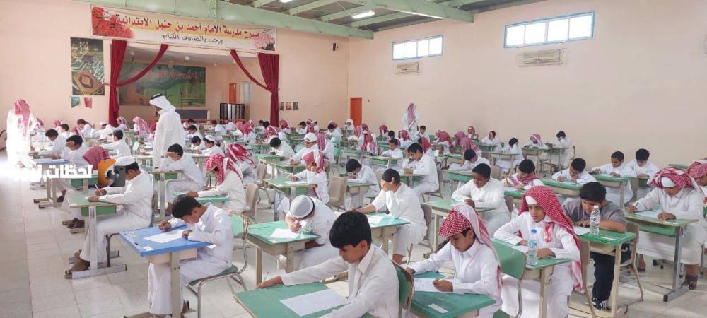 طلاب يؤدون الاختبارات في محافظة الطائف. (عكاظ) (2)