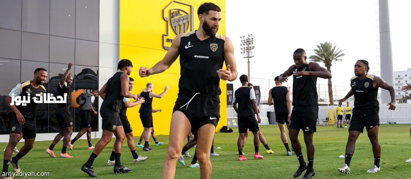 قبل شهر من التحضيرات، الاتحاد يقوم بتغيير أرضية الملعب بشكل مفاجئ