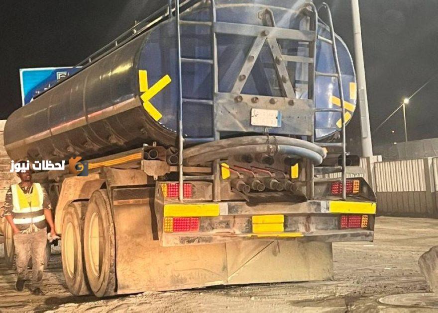 مقيم يُفرغ صهريج صرف صحي في مياه الأمطار بجدة