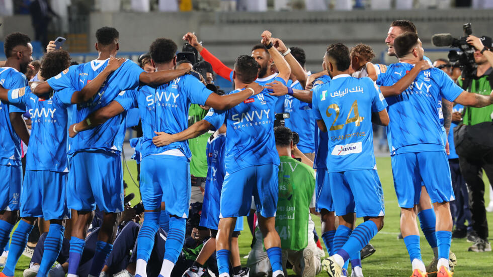 حارس الهلال السعودي يرد على شائعات العودة إلى أوروبا