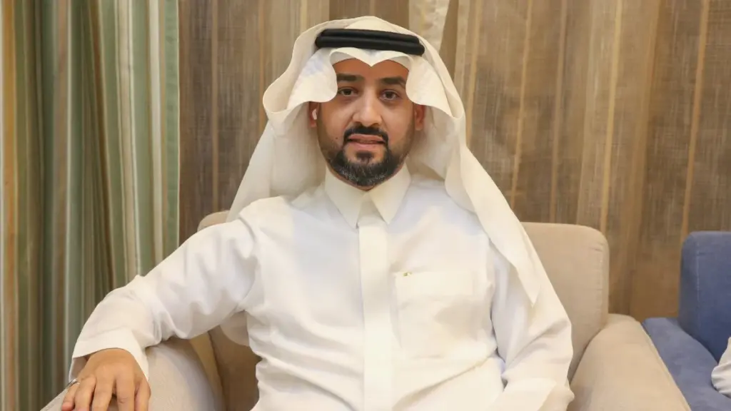رئيس الأهلي السابق يفتح النار على إدارة الراقي