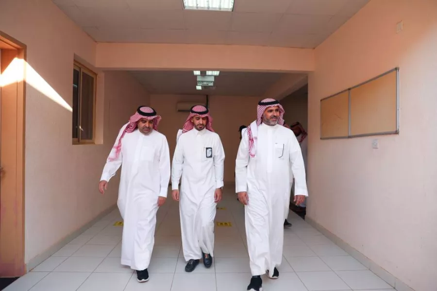 معلم وزوجته إلى جامعة شقراء