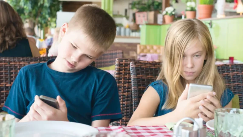 زيادة وقت الشاشات تقلل من أداء الأطفال