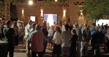 أجانب يشاهدون فيلما ترويجيا لافتتاح المتحف المصري أمام أبوسمبل أجانب يشاهدون فيلما ترويجيا لافتتاح المتحف المصري أمام أبوسمبل