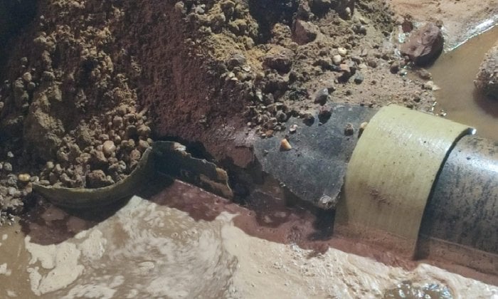 أسوان تنجح في إصلاح كسر خط الصرف وإعادة المياه إلى في 6 ساعات فقط.. أسوان تُنهي كسر خط الصرف وتعيد المياه للكرور