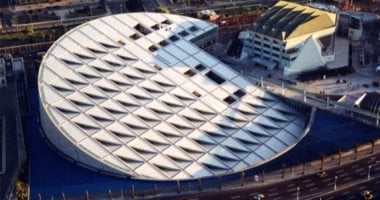 إضاءة مبنى مكتبة الإسكندرية وإطلاق الألعاب النارية لافتتاح المتحف الكبير إضاءة مبنى مكتبة الإسكندرية وإطلاق الألعاب النارية لافتتاح المتحف الكبير