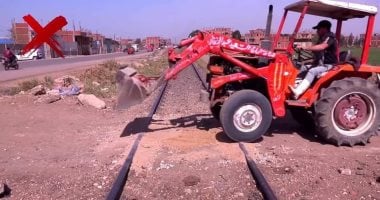 إغلاق ممر غير قانوني لعبور المشاة على السكة الحديد ببنها بعد الحوادث المتكررة