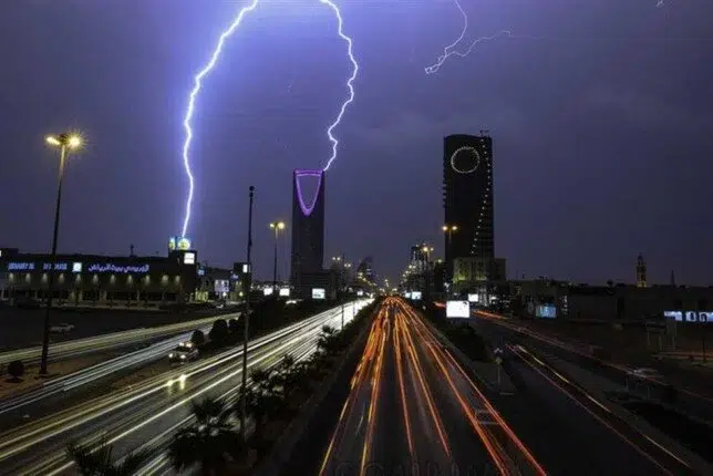 الأرصاد السعودية تحذر هذه المناطق من صواعق رعدية وسيول اليوم