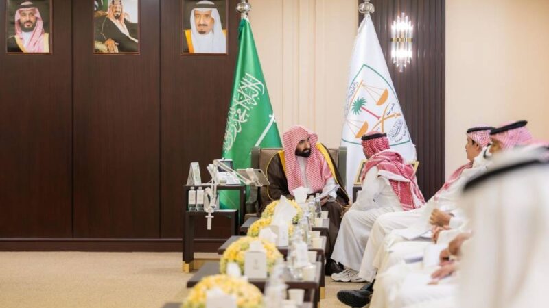 اليوسف يلتقي المستفيدين ويستمع لمتطلباتهم لتحسين الخدمات المقدمة في المجتمع