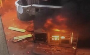 إخماد حريق اندلع داخل مخزن للمستلزمات الورقية بالمنيا إخماد حريق اندلع داخل مخزن للمستلزمات الورقية بالمنيا